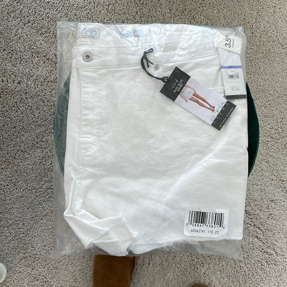 NWT Sofia Vergara white jean shorts. Sz 22